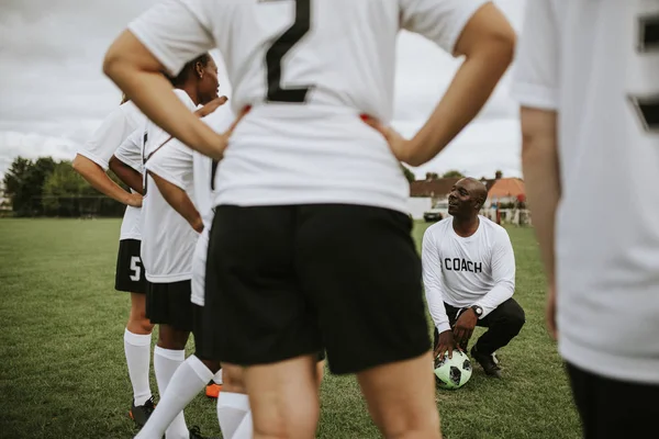 Vrouwelijke Voetballers Luisteren Naar Coach — Stockfoto