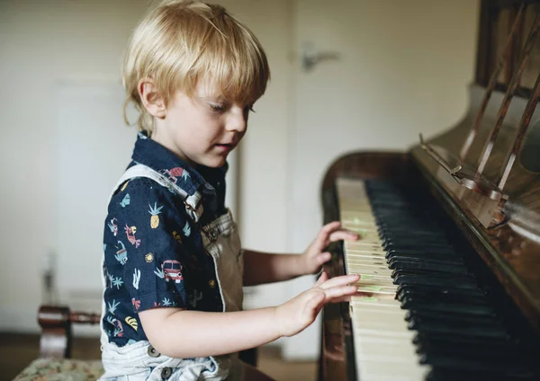 Мальчик Играет Пианино — стоковое фото