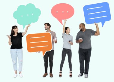 Çeşitli sosyal medya insanların konuşma balonu sembolleri tutan