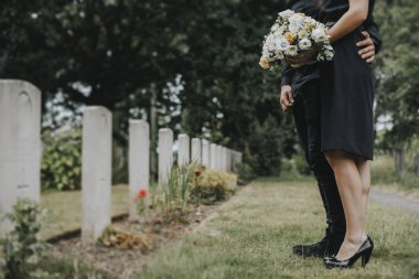 Çift ayakta bir mezar taşı tarafından birlikte