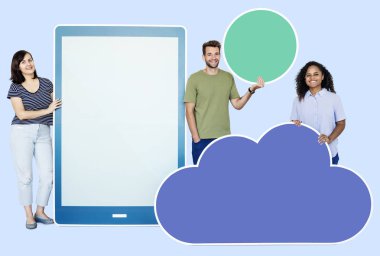 Kablosuz farklı simgeler ve bulut teknoloji tema holding insanlar