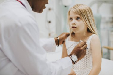 Genç bir kız Sıcaklığı ölçme çocuk doktoru