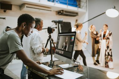 Fotoğraflar bir monitörde kontrol sanat yönetmeni