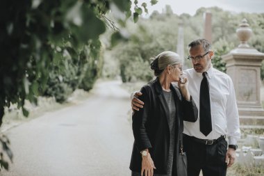 Kocası karısının onun kaybı nedeniyle rahatlatmaya çalışıyor