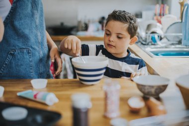 Kız ve erkek kardeş mutfakta pişirme