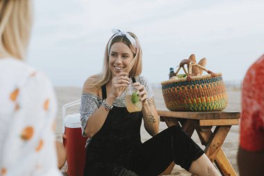 Bir mojito beach partide içme kadın