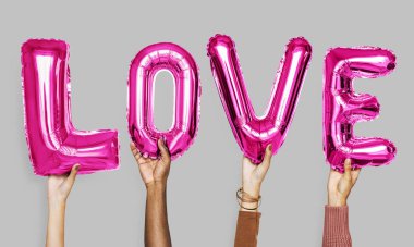 Aşk balonlar kelime gösteren eller
