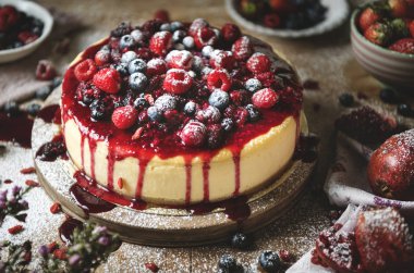 Karışık Meyveli ile kaplı cheesecake