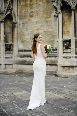 Kilisenin dışında bekleyen gelin