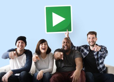 Bir play butonuna basan mutlu arkadaşlar grubu