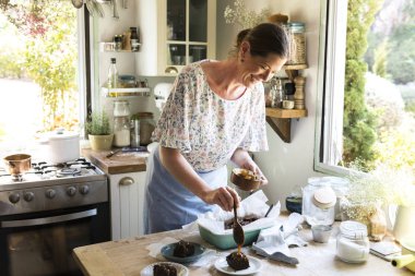 Baker ile tuzlu karamel kek yapma