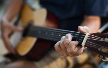 Son sınıf öğrencisi gitar çalıyor.