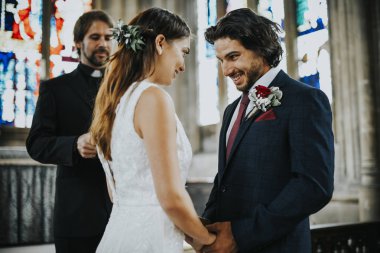 Gelin ve damat bir sunak