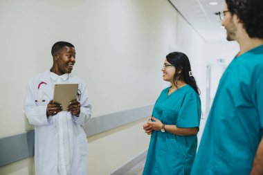 Sağlık ekibi koridorda sohbet