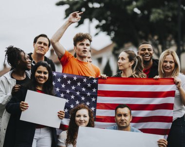 Amerikan bayrağı ve boş poster gösteren aktivist Grup