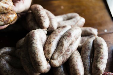 Bir mutfak ev yapımı sosis füme