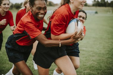 Enerjik kadın rugby oyuncuları sahada