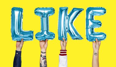 Mavi alfabe helyum balonları gibi metin şekillendirme