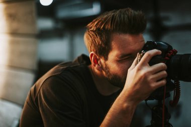 Fotoğrafçı bir dslr ile fotoğraf çekme