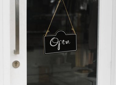 Açık, ahşap kapı işareti mockup