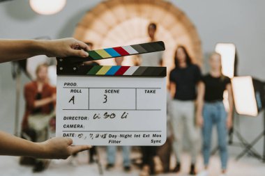 Bir film üretim Klaket tutan kadın