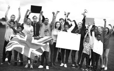 Bir grup aktivist protesto ediyor