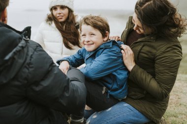 Mutlu aile birlikte eğleniyor.