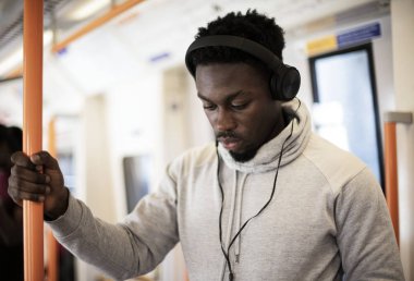 Ayakta yolcu tren müzik dinlemek