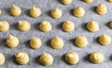 Bir tepsi üzerinde borulu Choux pasta