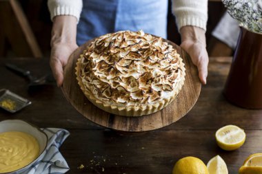 Kadın hizmet limon beze pasta