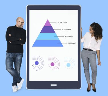 İş adamları online büyüyen bir grafik sunmak 