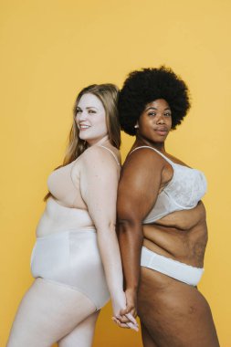 Emin çeşitli kadın curvy organları ile