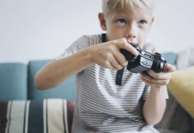 Küçük çocuk video oyunları oynuyor.