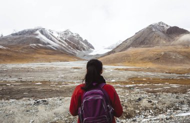 Himalaya Dağları'nda kadın gezgin