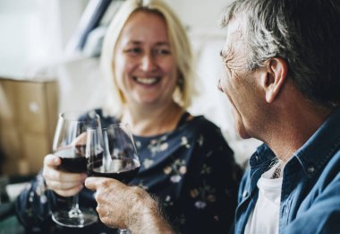 Bir bardak şarap alarak kutlama çift