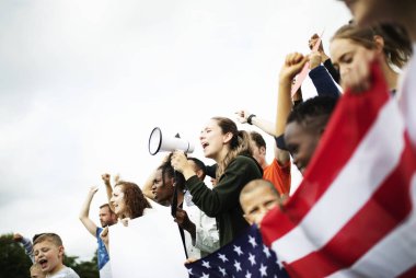 Amerikalı aktivistler bir grup protesto ediyor