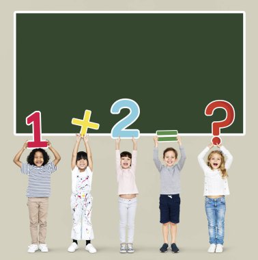 Neşeli farklı çocuklar matematik öğrenme
