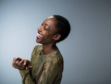 Bir fotoğraf çekimi için poz neşeli model