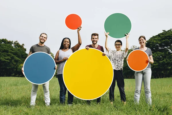 Felice Diverse Persone Che Tengono Intorno Tavole Vuote Nel Parco — Foto Stock