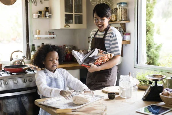 Vrolijke Jongen Bakken Keuken — Stockfoto