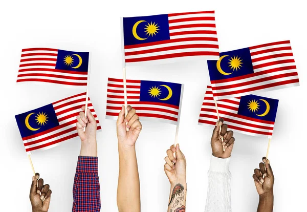Ruce Mávali Vlajkami Malajsie — Stock fotografie