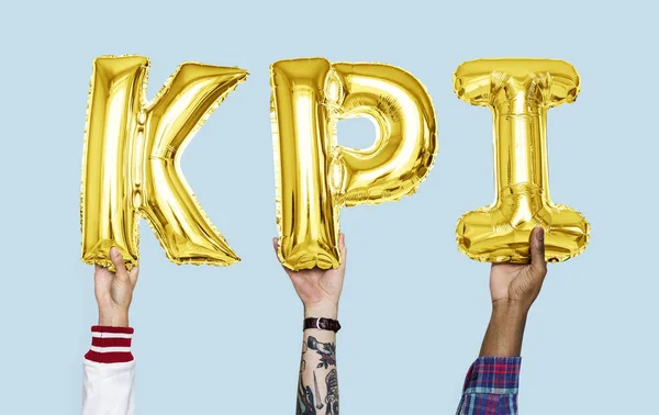 バルーン文字で Kpi の単語を保持している手 — ストック写真