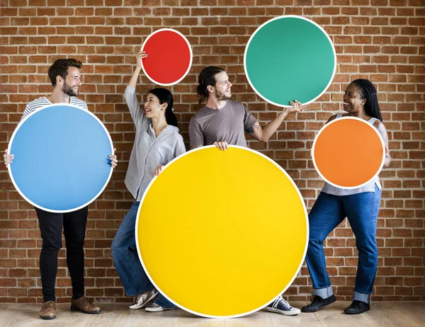 Diversas Personas Sosteniendo Coloridas Tablas Redondas — Foto de Stock