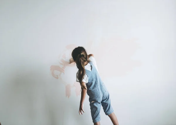 Νεαρό Κορίτσι Ζωγραφική Των Τοίχων Ροζ — Φωτογραφία Αρχείου