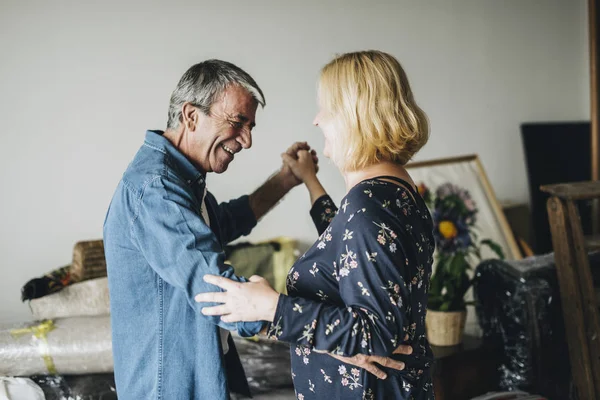 Par Danser Etter Flyttet Inn Nytt Hus – stockfoto