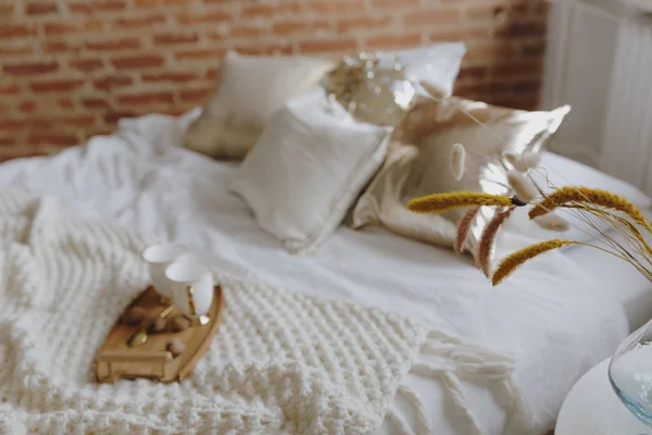 ベッドでコーヒーを飲みながら木製トレイ — ストック写真