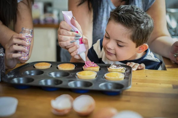 Moeder Helpen Zoon Wil Glazuur Cupcakes — Stockfoto