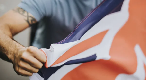 Man Menunjukkan Tinjunya Dengan Bendera Inggris Selama Protes — Stok Foto