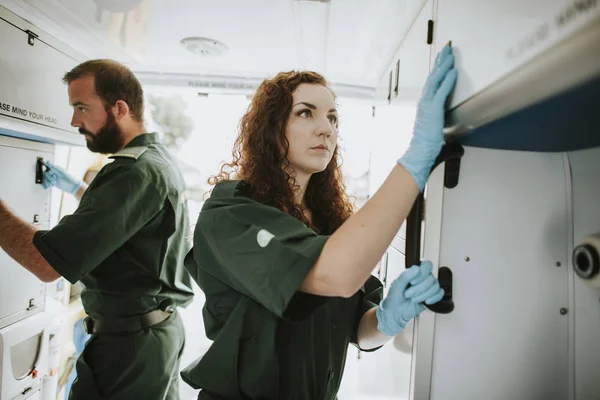 Sanitäter Überprüfen Ausrüstung Krankenwagen — Stockfoto