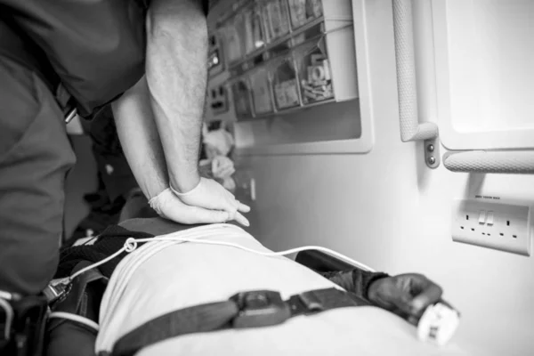 Paramédico Ressuscitando Paciente Uma Ambulância — Fotografia de Stock